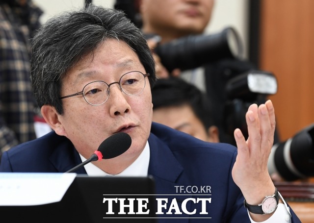 일각에선 바른미래당의 정체성을 놓고 정치활동에 나선 유승민 전 대표와 손학규 대표 간 견해차가 있는 것 아니냐는 지적이 나온다. /이새롬 기자