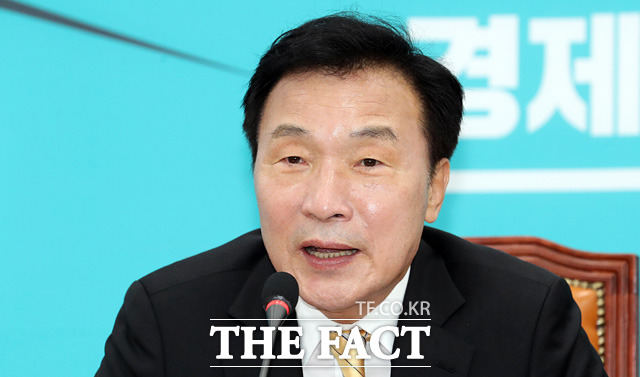 손학규 바른미래당 대표와 유승민 전 대표와 발언이 엇갈리면서 갈등은 계속되고 있다. 사진은 기자간담회를 하고 있는 손 대표의 모습. /뉴시스