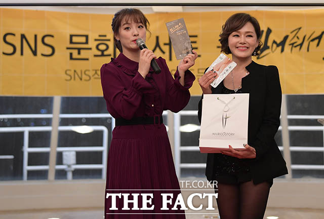 트로트 가수 김서형(오른쪽)과 MC 하지혜