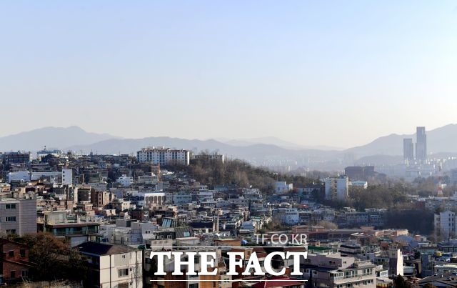 14일 미세먼지는 해소되고, 낮부터 기온이 올라 따뜻해진다. /더팩트DB