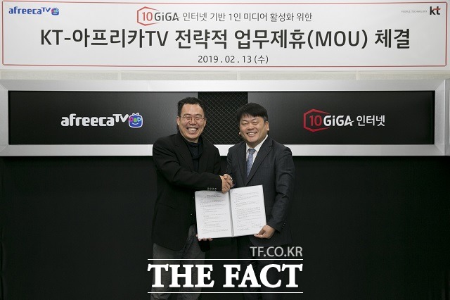 KT가 13일 서울 잠실 아프리카TV 오픈스튜디오 KT 10GiGA Arena에서 아프리카TV와 1인 미디어 활성화와 e스포츠 생태계 구축을 위한 MOU를 체결했다고 밝혔다. 서수길 아프리카TV 대표이사(왼쪽), 김원경 KT GiGA사업본부장 /KT 제공