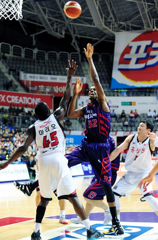 14일(목) 오후 7시 30분에 전주실내육관에서 열리는 2018-19시즌 남자프로농구(KBL) 전주KCC-고양오리온전을 대상으로 한 농구토토매치 12회차 투표율을 중간 집계한 결과, 참가자의 36.62%가 원정팀 고양오리온의 근소한 우세를 예상했다./ KBL 제공