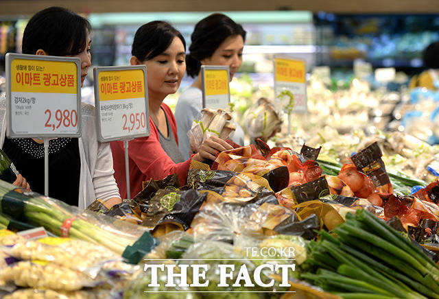 신선식품 시장이 연 22조 원 규모로 성장하면서, 온·오프라인 유통업체들이 너나없이 신선식품을 통한 경쟁력 강화에 박차를 가하고 있다. /더팩트 DB