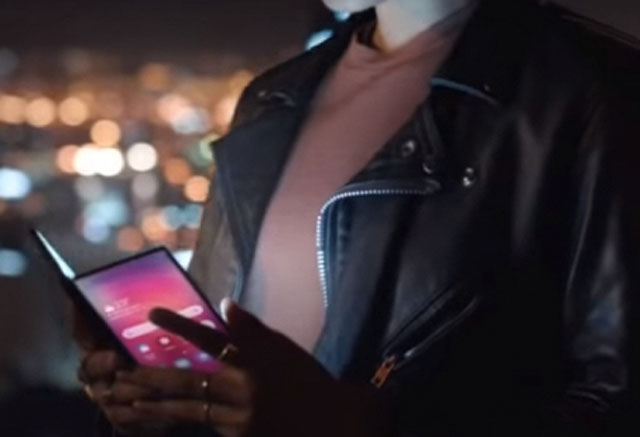 업계는 이번 언팩에서 5G 폴더블폰이 사실상 주인공이 될 것으로 내다보고 있다. 사진은 최근 삼성 베트남법인에서 온라인 영상 플랫폼 유튜브에 올렸다가 삭제한 언팩 티저 영상 속 폴더블폰의 모습. /유튜브 영상 캡처