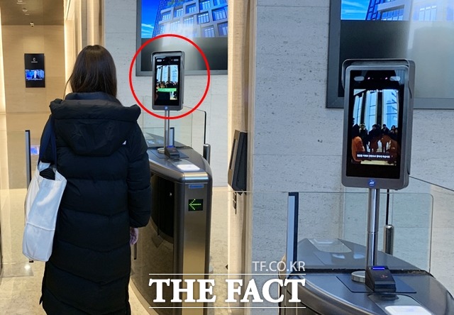 SK텔레콤은 13일 서울 종로 센트로폴리스 빌딩에서 5G 스마트오피스 공개 행사를 열었다. AI 카메라가 직원의 얼굴을 인식해 출입증이나 지문 인식 없이 편하게 출입할 수 있다. /종로=서민지 기자