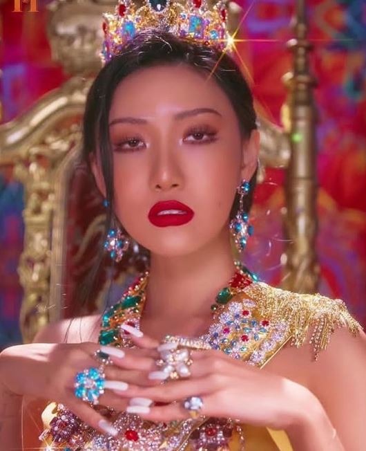 마마무 화사가 13일 오후 6시 첫 솔로앨범 멍청이의 음원과 뮤직비디오를 각종 음원사이트에 공개하며 본격적인 활동을 예고했다./RBW 제공