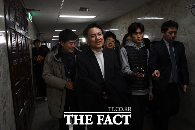 청와대 앞 1인 시위 떠나는 김진태 후보