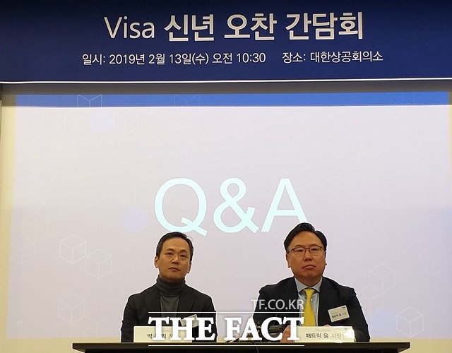 패트릭 윤 비자 코리아 대표(오른쪽)과 박위익 비자 코리아 상품 총괄 전무가 13일 서울 중구 대한상공회의소에서 열린 비자 신년 오찬 간담회에서 질의에 답변하고 있다. /중구=지예은 기자