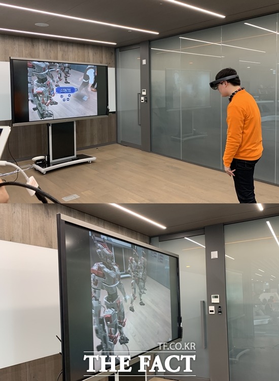 T 리얼 텔레프리즌스에서 AR 글라스를 착용하면 멀리 있는 직원들과 가상의 공간에서 만나 회의를 할 수 있다. /종로=서민지 기자