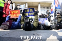 [TF포토] 보수단체 국회서 기습시위… '윤리위 제소 철회하라!'