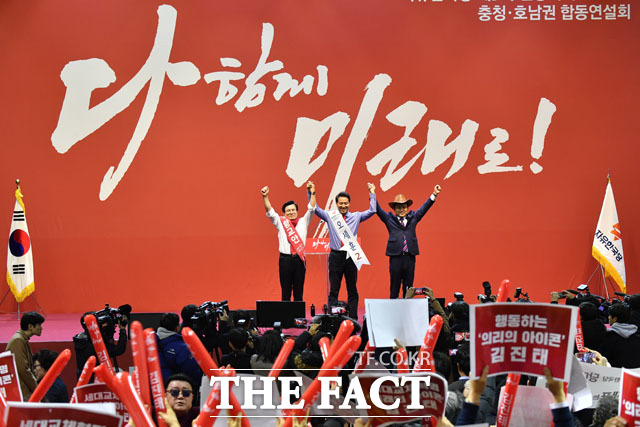 자유한국당 당권에 도전한 황교안, 오세훈, 김진태 후보(왼쪽부터)가 14일 대전 중구 한밭종합운동장에서 열린 자유한국당 제3차 전당대회 충청·호남권 합동연설회에 참석해 당원들에게 인사하고 있다./대전=남윤호 기자