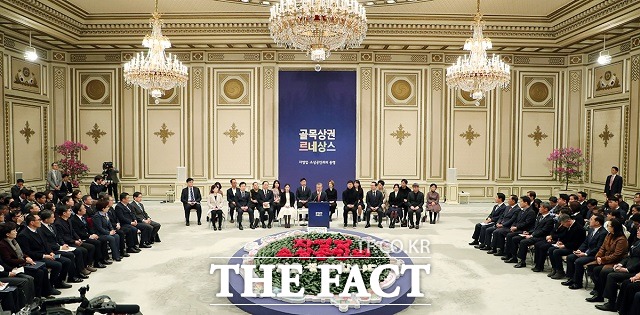 문재인 대통령이 14일 오전 청와대 영빈관에서 열린 자영업자·소상공인과의 대화에 참석하고 있다. /청와대 제공