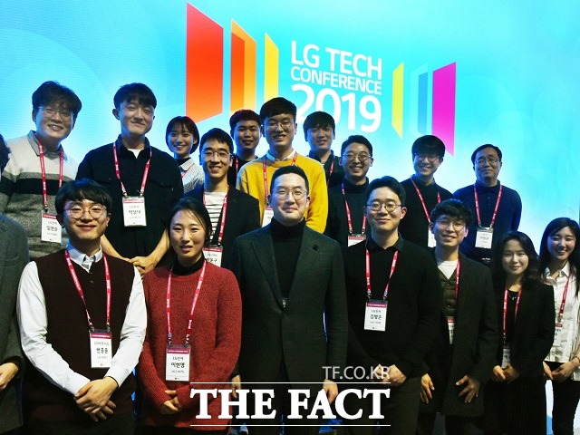 구광모 LG그룹 회장은 지난 13일 올해 첫 대외 행보 행선지로 서울 강서구에 있는 마곡 LG사이언스파크를 낙점하고 4차 산업혁명 시대를 이끌어 갈 기술분야의 석·박사 과정 R&D 인재들과 만났다. /LG그룹 제공