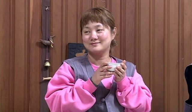 개그맨 박나래가 MBC 나 혼자 산다에서 템플스테이 적응기를 그리며 인자한 미소를 짓고 있다. /MBC 제공