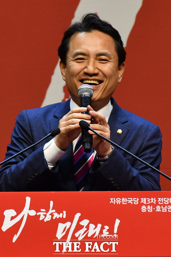 여유롭게 웃어보이는 김진태 의원./남윤호 기자