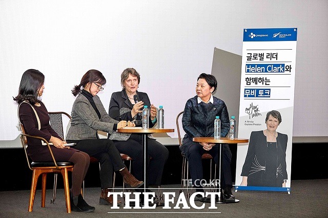 헬렌 클라크(오른쪽 세 번째)가 13일 오후 CGV용산아이파크몰에서 열린 무비토크 행사에서 영화 헬렌의 도전 관람 후 참가자들과 함께 여성 리더십에 관해 이야기를 나누고 있다. /CJ그룹 제공