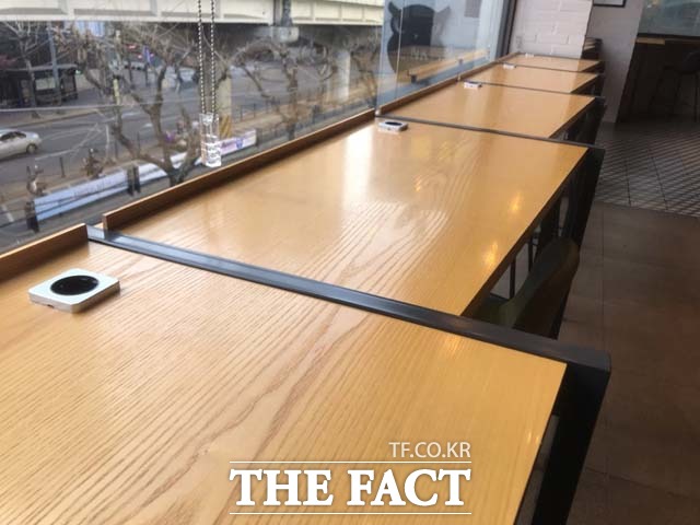 카공족 카피스족 맞춤형 공간으로 매장을 구성하는 커피전문점들이 늘고 있다. 서울 한 커피전문점 매장의 한 면이 콘센트가 하나씩 설치된 1인 좌석으로 구성돼 있다. /김서원 인턴기자
