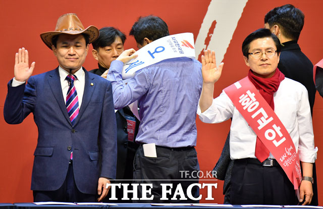 김진태, 오세훈, 황교안 당 대표 후보자(왼쪽부터)가 14일 오후 대전 중구 한밭종합운동장에서 열린 자유한국당 제3차 전당대회 충청·호남권 합동연설회에 참석해 공직 선거 서약식을 하고 있다./대전=남윤호 기자