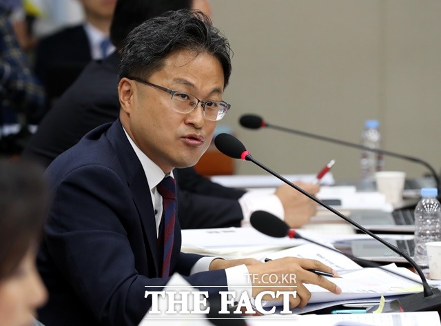 김정우 더불어민주당 의원이 옛 직장동료를 성추행한 혐의로 피소된 가운데 김 의원이 협박·명예훼손 혐의 등으로 맞고소했다. /뉴시스DB