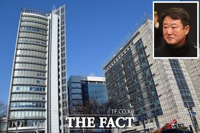 이웅열 전 코오롱그룹 회장이 선대 회장으로부터 상속받은 주식을 차명으로 보유한 혐의로 불구속 기소된다. /더팩트 DB