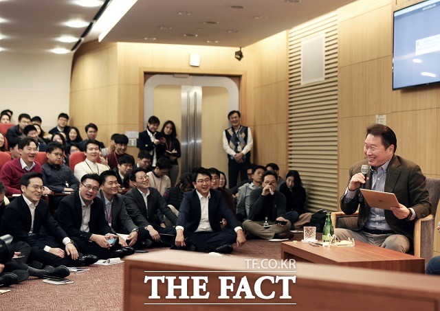 최태원 SK그룹 회장은 지난달 서울 종로구 서린사옥에서 임직원 300여 명과 가진 행복토크 행사에서 긍정적 변화를 효과적으로 만들어 내기 위해서는 소통이 필요하고 조그마한 해결방안부터라도 꾸준히 찾아 실천하는 것이 중요하다고 강조했다. /SK그룹 제공