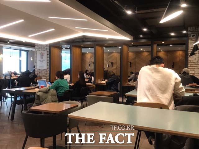 취업포털사이트 설문조사에 따르면 성인 10명 중 8명이 카페에서 공부·업무를 한 경험이 있다. 14일 서울 한 커피전문점에서 고객들이 공부와 업무에 열중하고 있다. /김서원 인턴기자