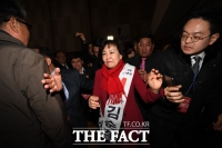 [TF포토] 취재진 피해 황급히 떠나는 김순례