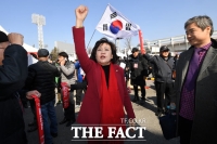 [TF포토] 윤리위 '제명' 피한 김순례… 합동연설서 두 팔 번쩍