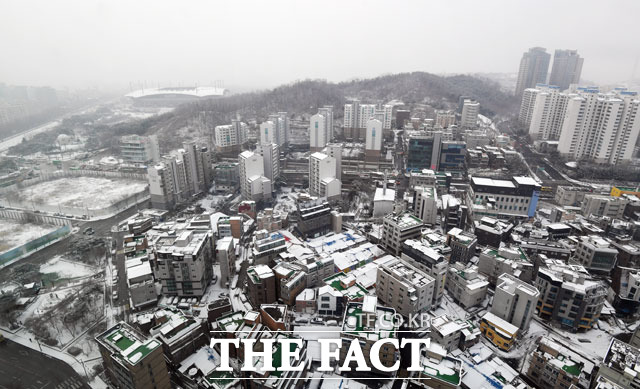전국 곳곳에 눈과 비가 내리는 15일 오전 서울 마포구 상암동 일대에 하얀 눈이 쌓여 있다.