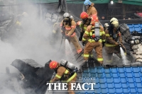 [TF포토] 경동시장 화재… '연기 속 화재 진압'