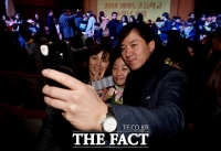 [TF포토] '웃으며 찰칵~' 행복 가득한 여의도초등학교 졸업식