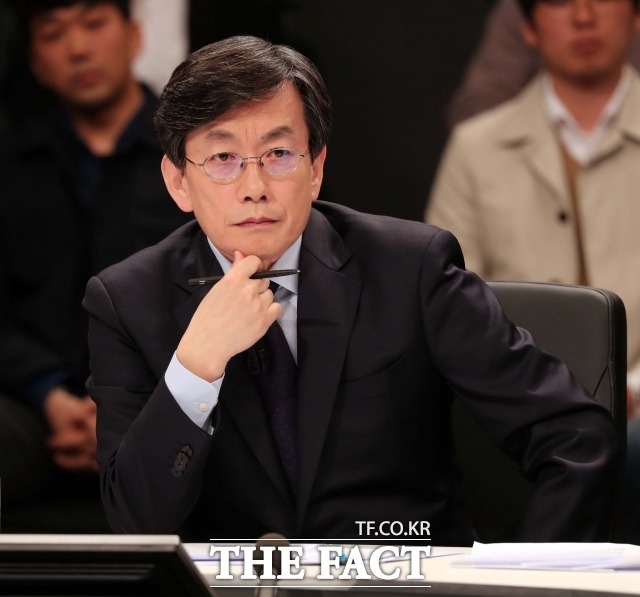 손석희 JTBC 대표이사가 16일 오전 서울 마포경찰서에 출석해 조사를 받고 있다. /더팩트DB