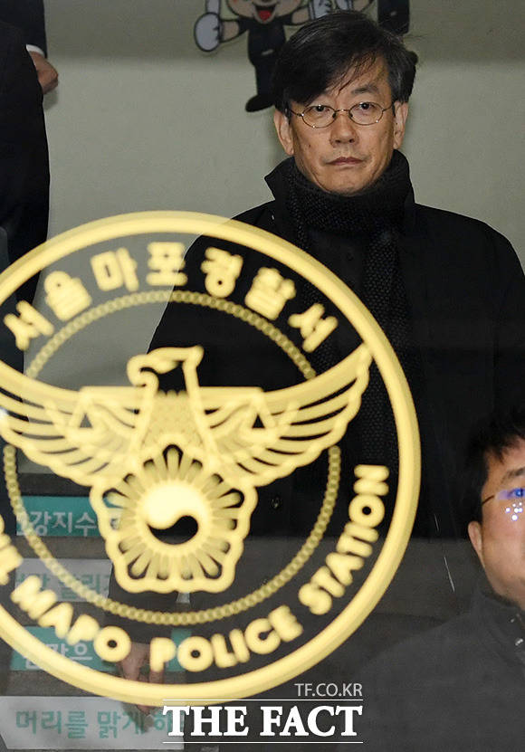 프리랜서 기자 김 씨를 폭행하고 협박했다는 의혹을 받는 손석희 JTBC 대표가 17일 새벽 서울 마포경찰서에서 고소인 신분으로 조사를 마친 뒤경찰서를 나서고 있다. /남용희 기자