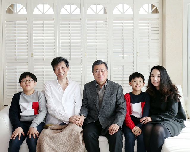 문재인 대통령이 17일 암 투병 중인 이용마 기자를 병안한했다고 이 기자가 사회관계망서비스(SNS)를 통해 직접 밝혔다. /이용마 기자 페이스북 갈무리