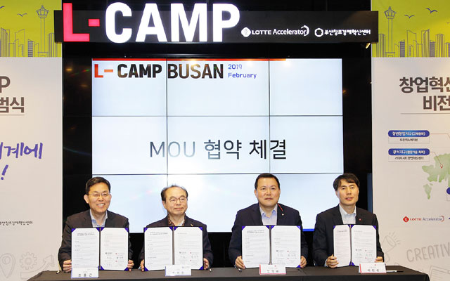 조홍근 부산창조경제혁신센터장, 오거돈 부산광역시장, 황각규 롯데지주 부회장, 이진성 롯데액셀러레이터 대표(왼쪽부터)가 18일 부산창조경제혁신센터에서 열린 엘캠프 부산 출범식에 참석해 기념 촬영을 하고 있다. /롯데지주 제공