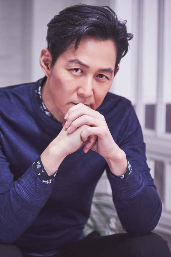 이정재는 영화 사바하에서 신흥종교 집단을 쫓는 박목사 역을 맡았다. /CJ엔터테인먼트 제공