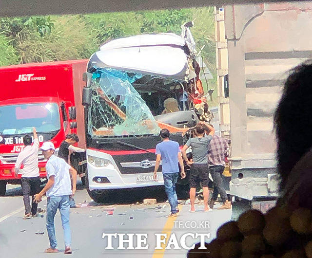 베트남 다낭에서 후에로 이동하던 한국 관광객들이 탑승한 관광버스가 18일 정오(현지시각) 마주오던 트럭과 충돌돌했다. 이 사고로 한국 관광객이 다수 다친것으로 파악되고 있다. / 다낭=더팩트 독자 제공