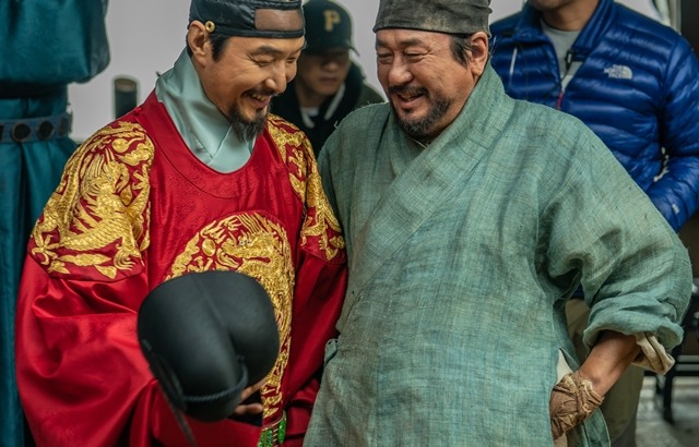 배우 한석규와 최민식이 함께한 영화 천문: 하늘에 묻는다가 지난달 크랭크업했다. /롯데엔터테인먼트 제공