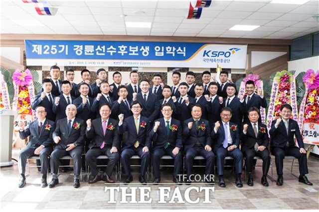 2010 벤쿠버동계올림픽 스피드스케이팅 남자 500m 금메달리스트 모태범 등 다수의 메달리스트가 제25기 경륜후보생으로 입학한 가운데 기념촬영을 하고 있다./경륜경정총괄본부 제공