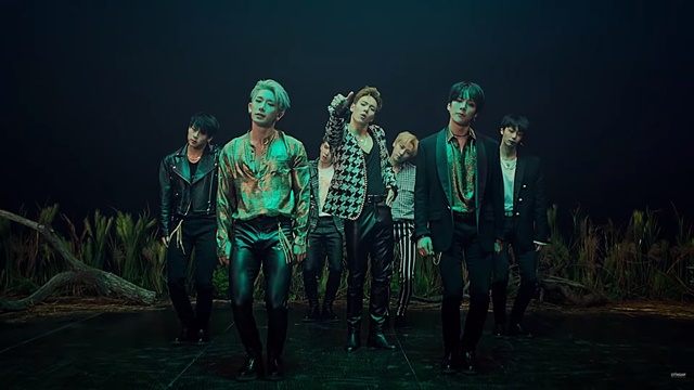 몬스타엑스 Alligator는 악어가 물 아래 잠잠하게 있다가 먹잇감을 잡기 위해 갑자기 튀어나오는 모습, 한 번 물면 놓지 않는 모습 등 동작에서 고안한 안무가 많다. /몬스타엑스 Alligator 뮤직비디오 캡처