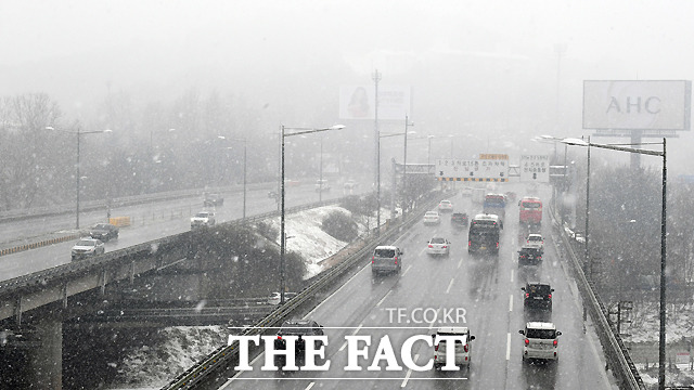 정월대보름이자 절기상 우수인 19일 눈이 내리는 가운데, 서울 동작대교에서 바라 본 올림픽 대로에 차들이 원활하게 움직이고 있다.