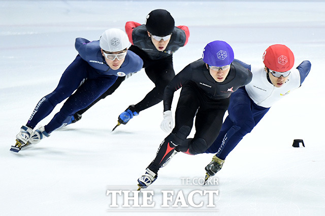 제100회 전국 동계체육대회 첫 날인 19일 오후 서울 양천구 목동 실내빙상장에서 곽윤기(오른쪽)가 남자 일반부 1500M 준결승에 출전해 역주하고 있다. /남용희 기자