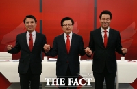 [TF포토] 김진태-황교안-오세훈, '손 맞잡고 선의의 경쟁!'