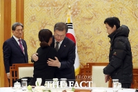 [TF포토] 고 김용균 씨 유가족 만난 문재인 대통령