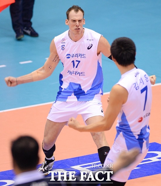 오는 21일(목) 장충체육관에서 오후 7시에 열리는 2018-19시즌 V리그 남자부 우리카드-KB손해보험전을 대상으로 한 배구토토 매치 23회차 투표율 중간집계 결과, 참가자들은 홈팀 우리카드의 승리를 예상하는 것으로 나타났다./더팩트DB