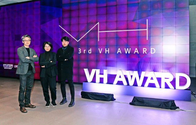 현대자동차그룹은 지난 19일 경기도 용인 인재개발원 마북캠퍼스에서 미디어 아트 작품 공모전 제 3회 VH 어워드를 진행했다고 20일 밝혔다. 사진은 VH 어워드 최종 후보에 오른 서동주·최찬숙·조영각 작가(왼쪽부터). /현대자동차그룹 제공