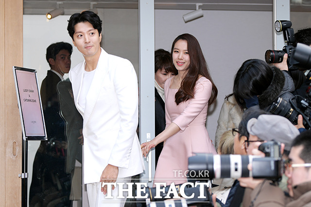 아내이자 배우인 조윤희(오른쪽) 손잡고 등장한 배우 이동건