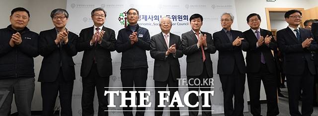 19일 서울 종로구 경제사회노동위원회 브리핑실에서 탄력근무 관련 합의문이 발표된 후 대표장들과 관계자들이 기념촬영을 하고 있다. (왼쪽 세번째부터 이재갑 고용노동부장관, 김주영 한국노총 위원장, 손경식 한국경총회장, 이철수 경사노위 노동시간제도개선위원장, 문성현 경사노위 위원장) /뉴시스