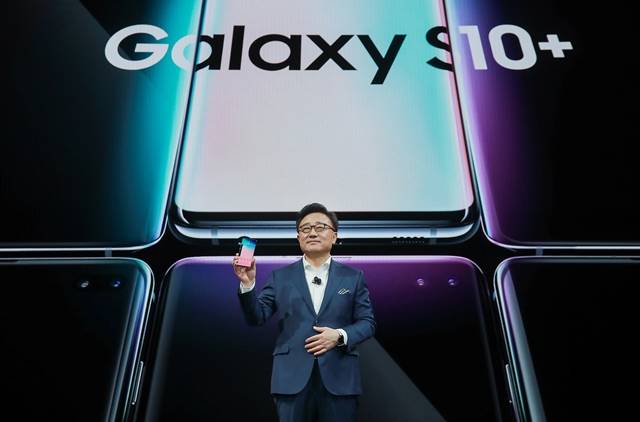 21일(한국 시간) 미국 샌프란시스코에서 열린 삼성 갤럭시 언팩 2019에서 고동진 삼성전자 IM부문장(사장)이 전략 스마트폰 갤럭시S10+를 소개하고 있다. /삼성전자 제공