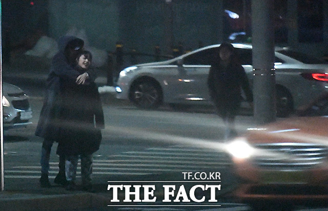 2월 15일 오후 배우 김보라와 조병규가 서울 강남구 역삼동의 한 식당에서 식사를 마친 뒤 조병규의 집으로 걸어가고 있다. /임세준 기자